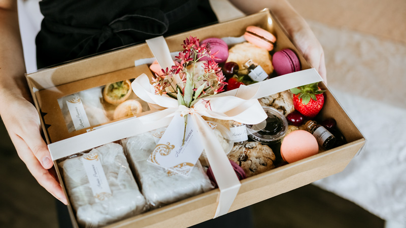 Mastering the Art of Gift-Giving: 5 Ingenious Ways to Make Your Gift Hamper Baskets Truly Unique